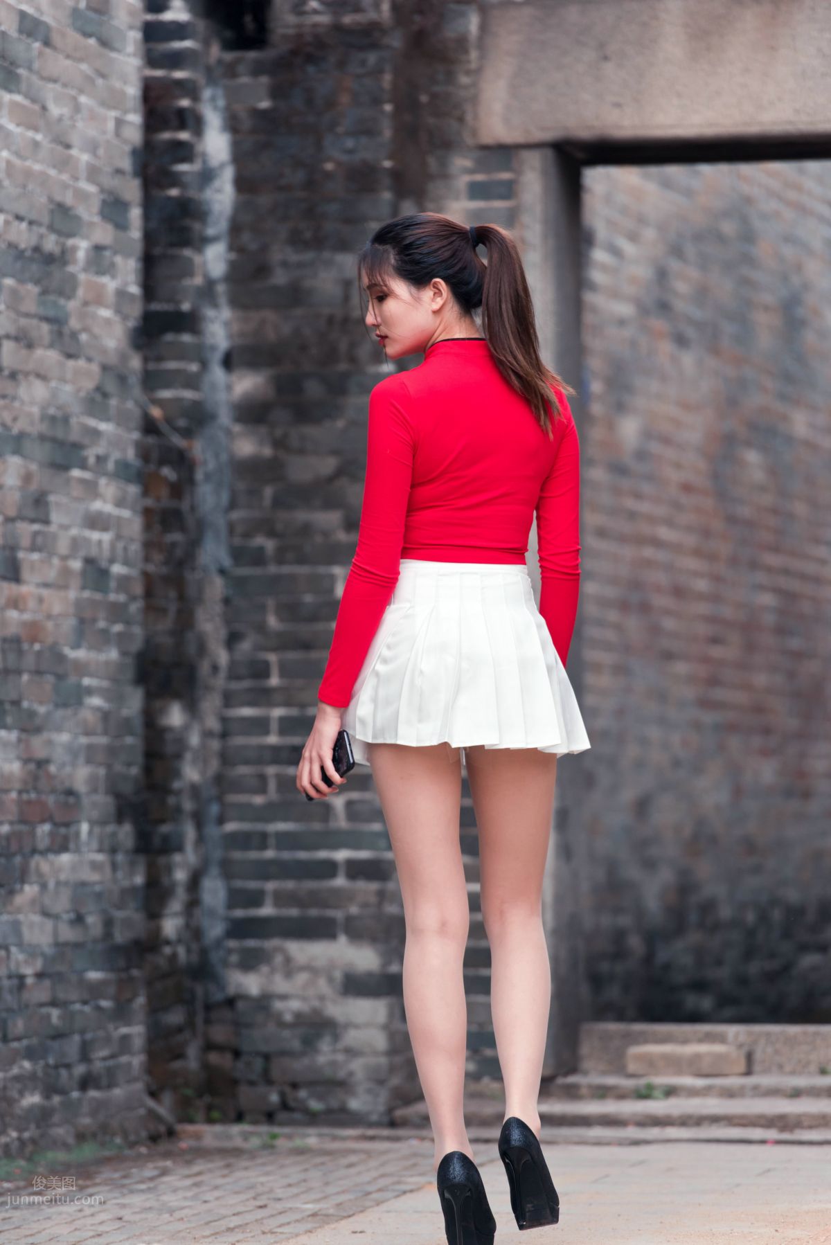 [Mojing Street] 118 Top-Quality Beauty with Silk Stockings in Red Top and White Skirt, Spring Scenery in the Ancient Village photo 178