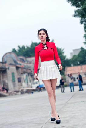 [魔鏡街拍] 118 紅衣白裙極品絲足美女春光鬧古村 