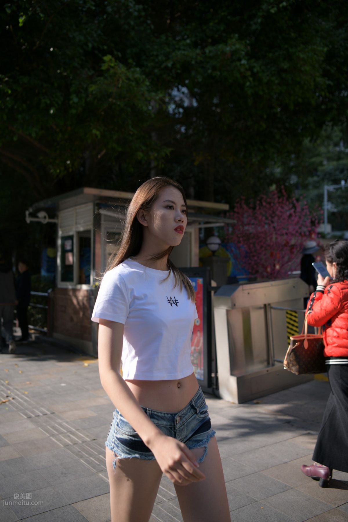 [Mojing Street] 126 Very Sexy Denim Hot Pants Girl photo 4