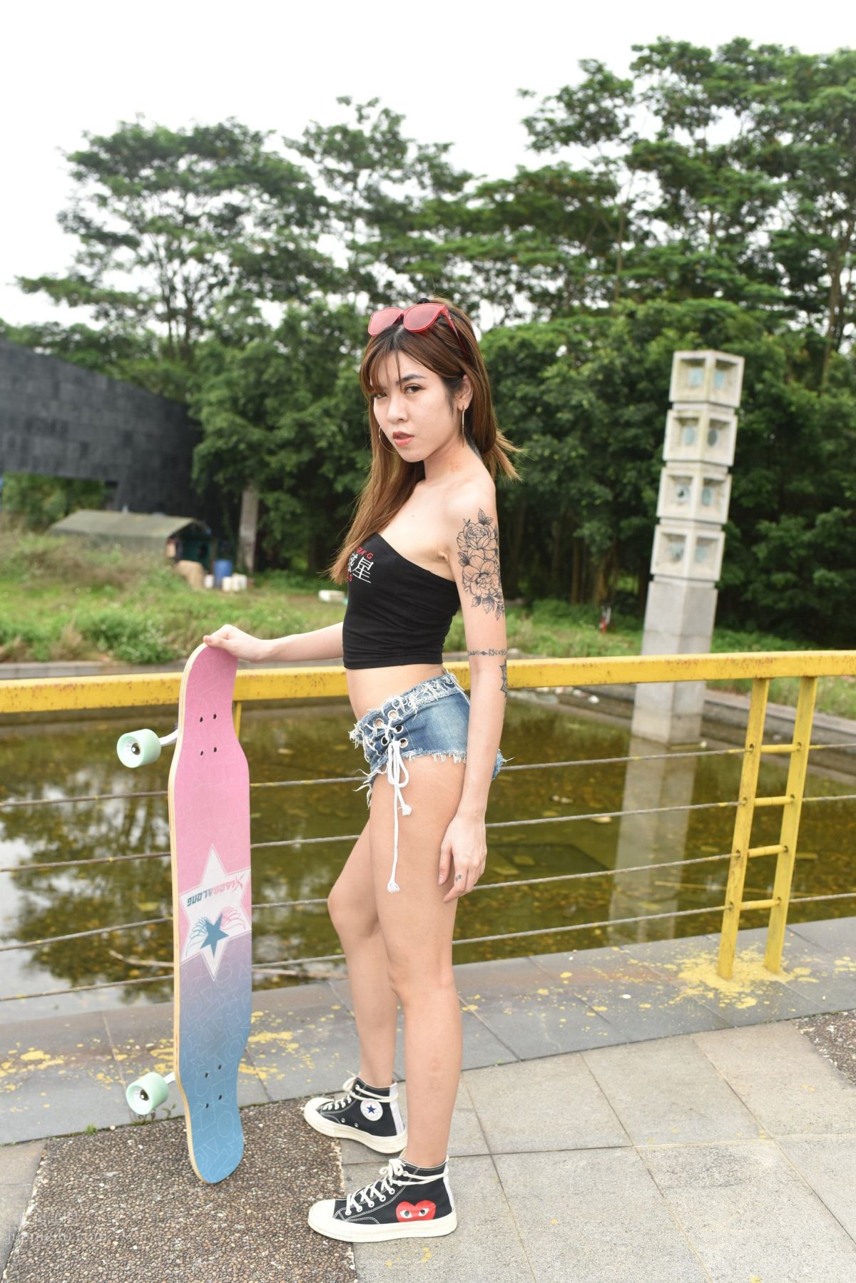 [魔鏡街拍] 128 滑闆熱褲小妹 15