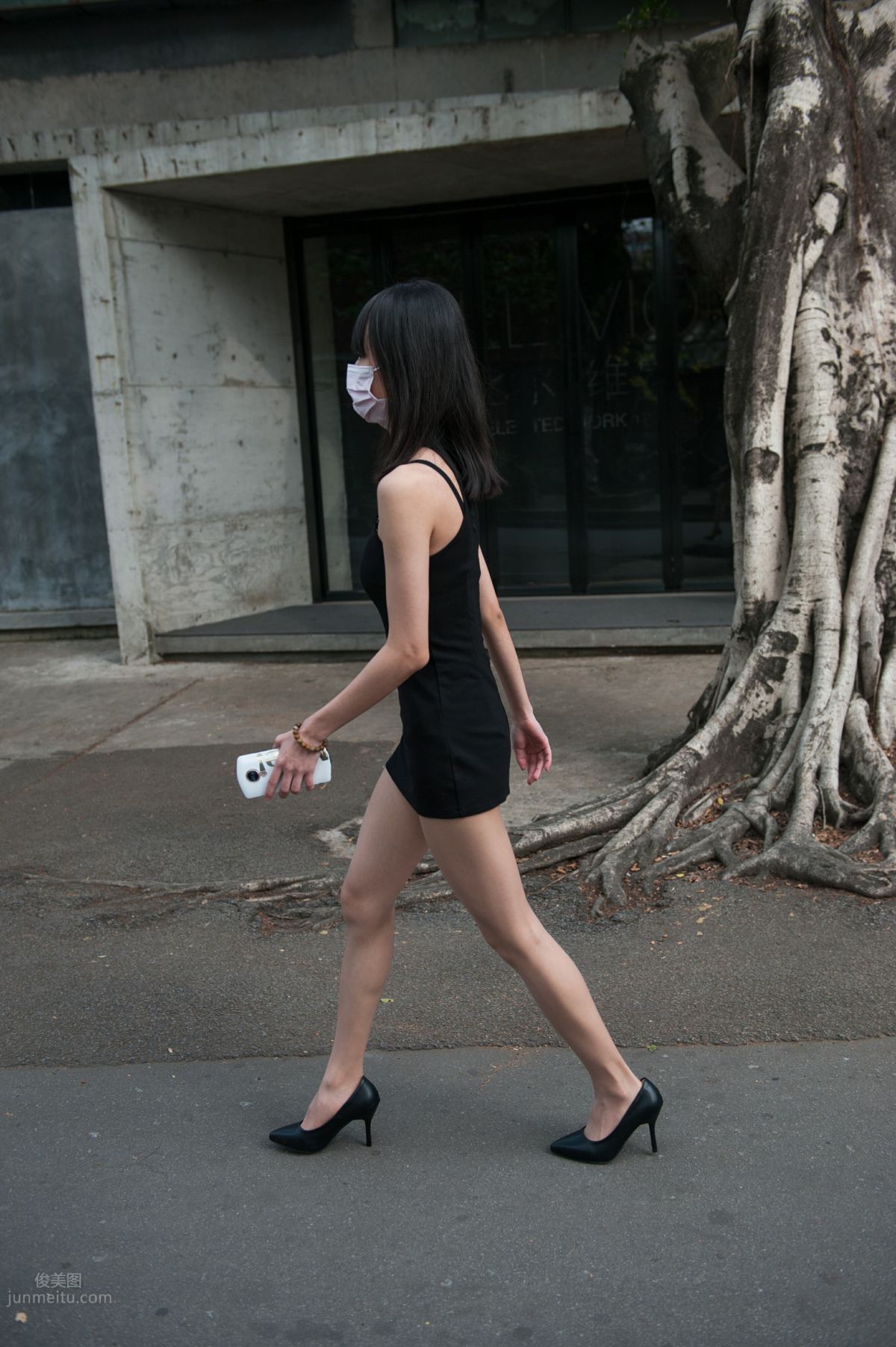 [Mojing Street] 129 Girl in Flesh-Colored Stockings and Bodycon Skirt at the Street Corner photo 11