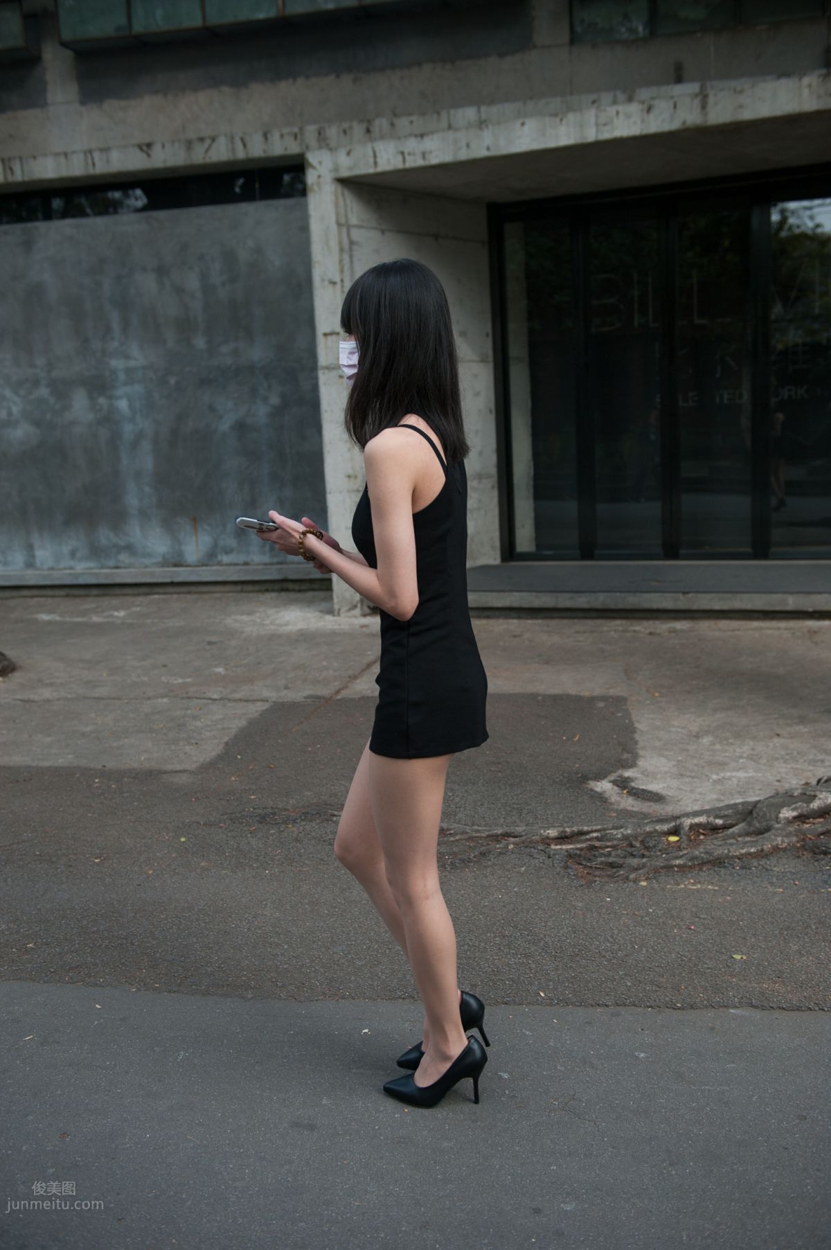 [Mojing Street] 129 Girl in Flesh-Colored Stockings and Bodycon Skirt at the Street Corner photo 12