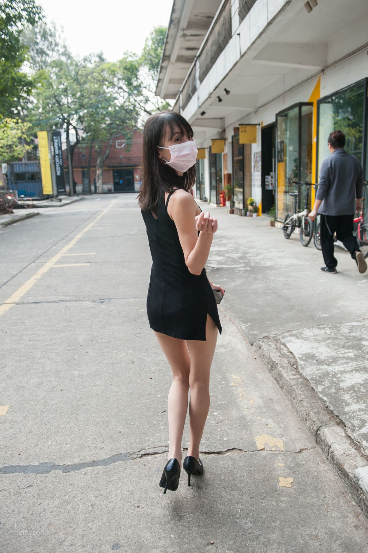 [Mojing Street] 129 Girl in Flesh-Colored Stockings and Bodycon Skirt at the Street Corner photo 18