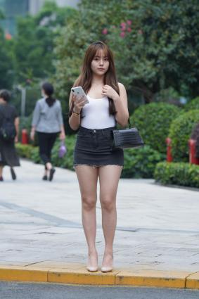 [魔鏡街拍] 131 微胖的牛仔短裙美女 