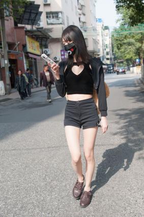 [魔鏡街拍] 132 足球場肉絲美腿小姐姐口罩掩蓋不住你的微笑 